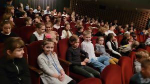 grupa uczniów w teatrze