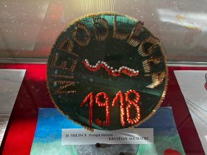 praca plastyczna  z napisem niepodległość 1918