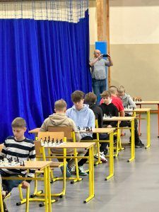 uczestnicy turnieju szachowego