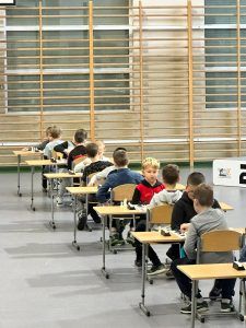 uczestnicy turnieju szachowego