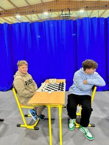 uczestnicy turnieju szachowego