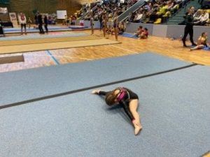 uczennica wykonująca figurę akrobatyczną