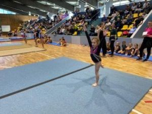 uczennica wykonująca figurę akrobatyczną