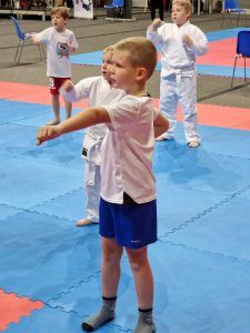 karatecy na macie w konkurencji pokazowej