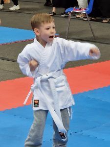 karateka na macie w konkurencji pokazowej