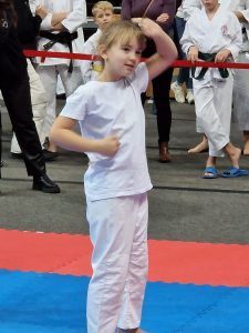 karateka na macie w konkurencji pokazowej