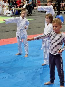 karatecy na macie w konkurencji pokazowej