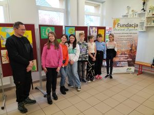 dyrektor szkoły i laureaci konkursu 