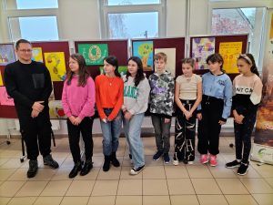 dyrektor szkoły i laureaci konkursu 
