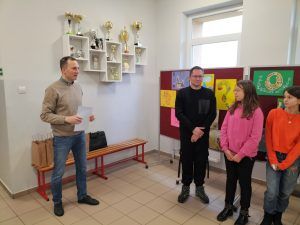 prezes fundacji wręczający nagrody laureatom