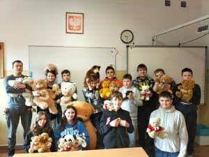 klasa 7 z przyniesionymi misiami