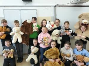 klasa 4 z przyniesionymi misiami