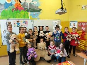 klasa 3 z przyniesionymi misiami