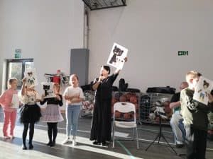 uczniowie biorący udział w quizie 