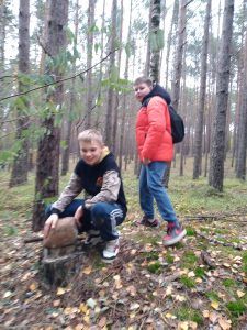 uczniowie na leśnej ścieżce