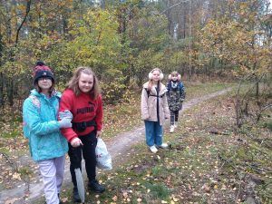 uczniowie na leśnej ścieżce