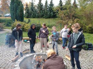 uczniowie przy ognisku