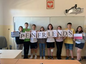 na zdjęciu uczniowie z napisem pen friends