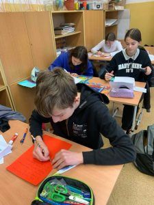 uczniowie odpisują na listy od greckich kolegów