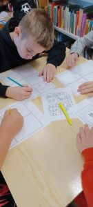 uczniowie tworzą komiksy