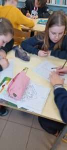 uczniowie tworzą komiksy