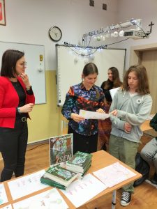 autorka książki wręcza nagrodę za pracę plastyczną