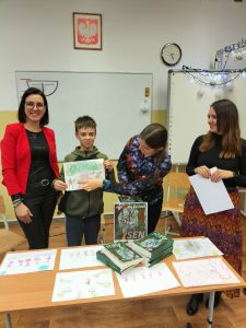 autorka książki wręcza nagrodę za pracę plastyczną