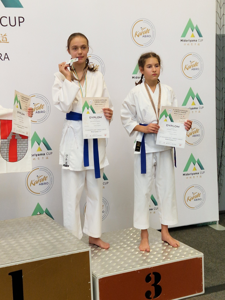 Martyna Sochacka zdobywa medal na turnieju karate