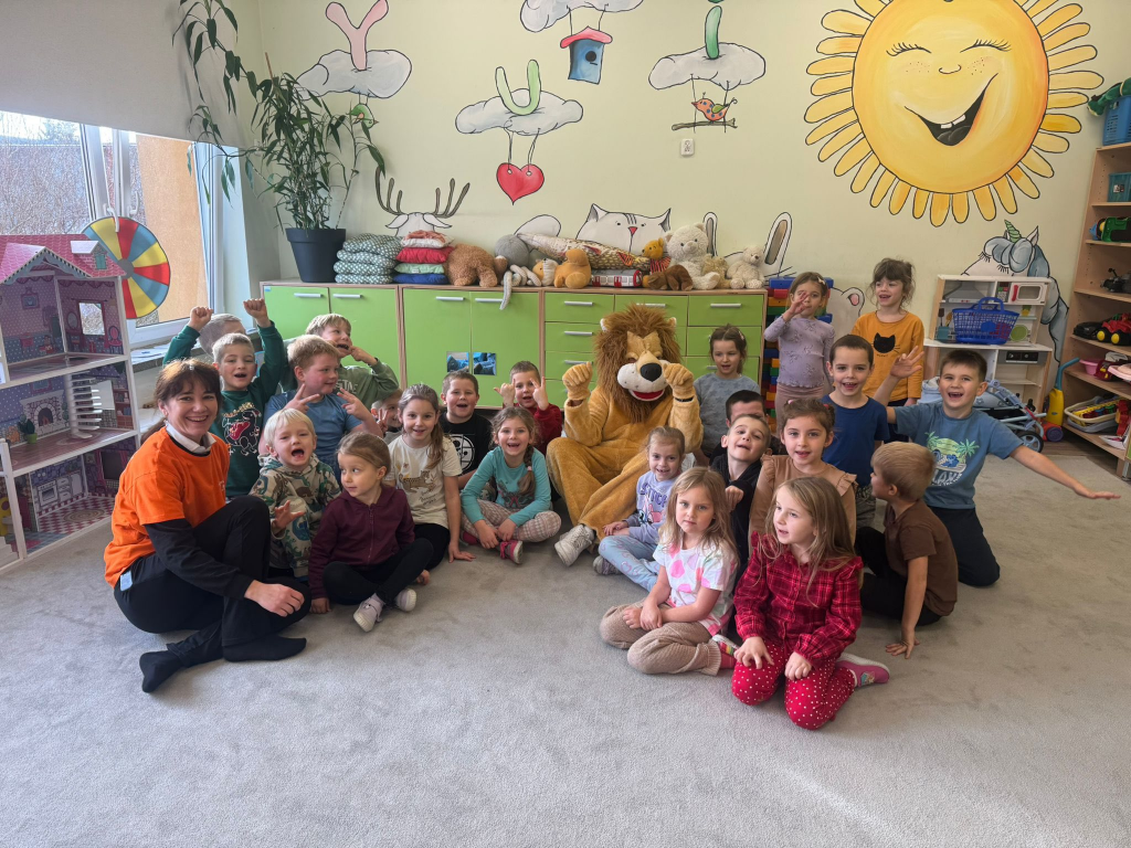 Grupa dzieci pozuje do zdjęcia z lwem ING.