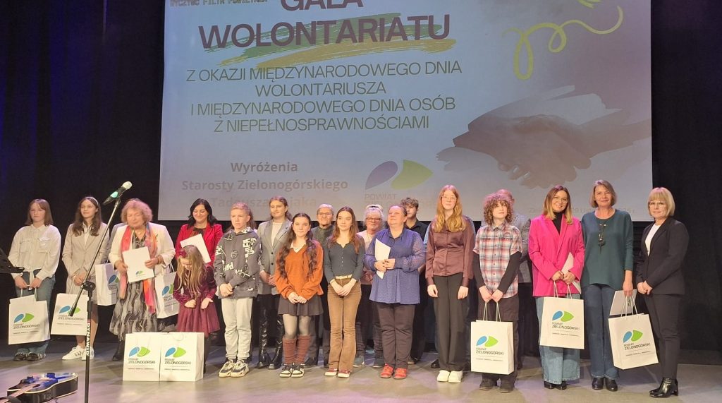 zdjęcie przedstawia nagrodzonych wolontariuszy