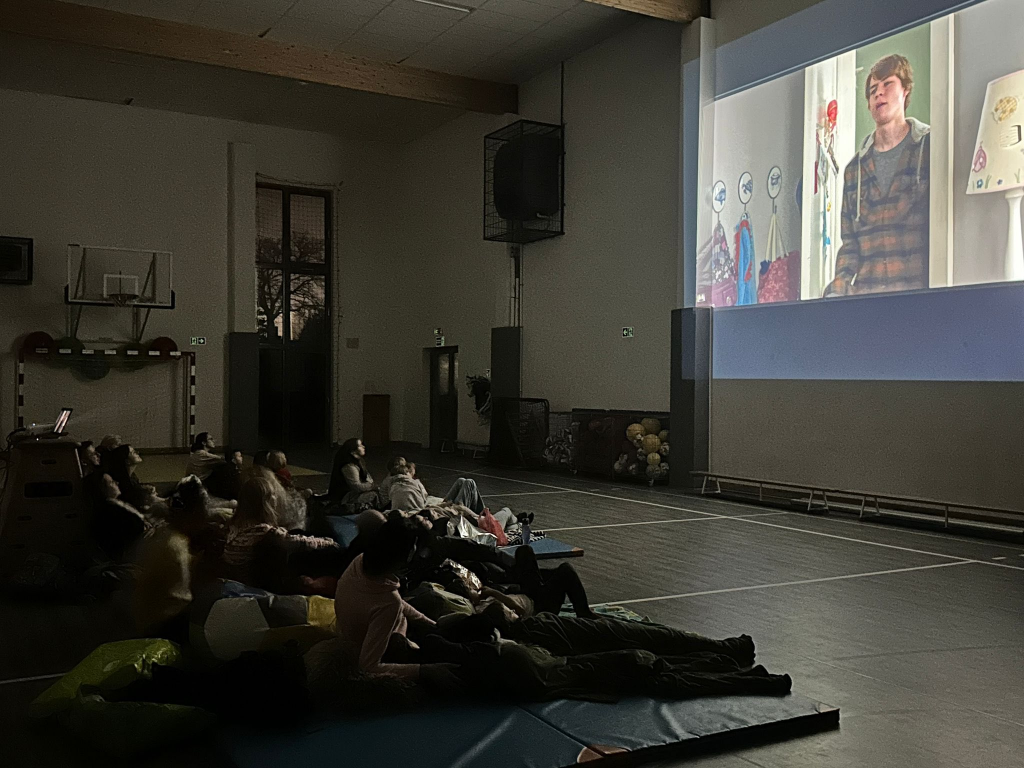 Świąteczna magia na dużym ekranie – rodzinny wieczór w szkole