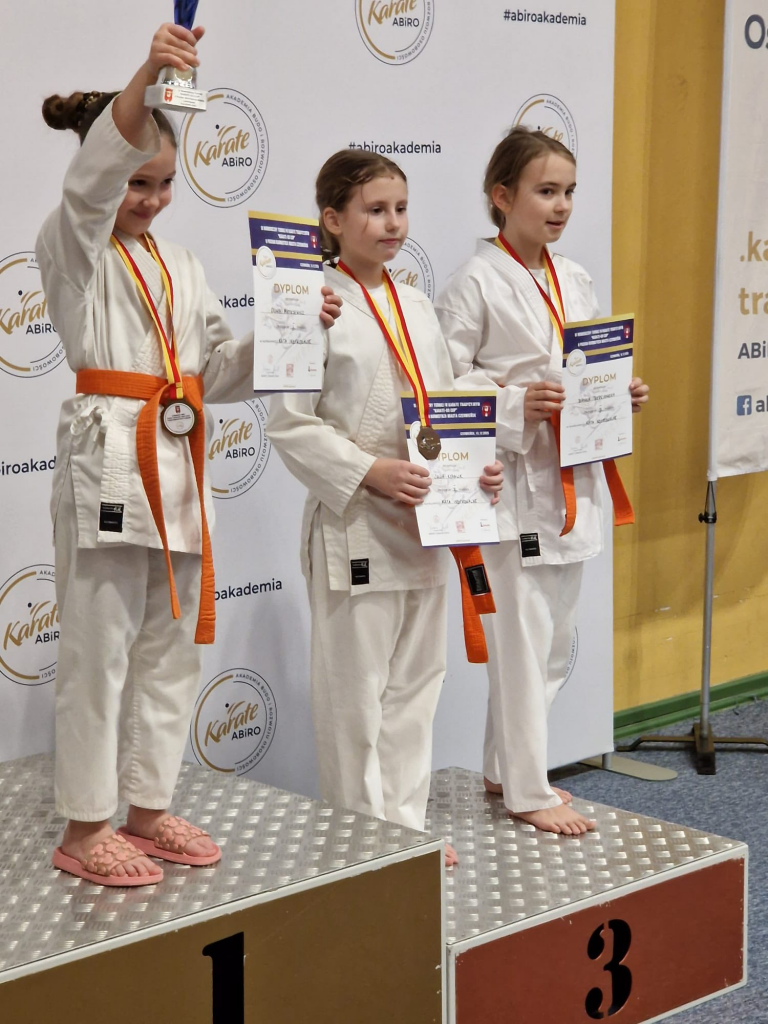 Sukces naszych uczniów w turnieju karate – cztery medale!