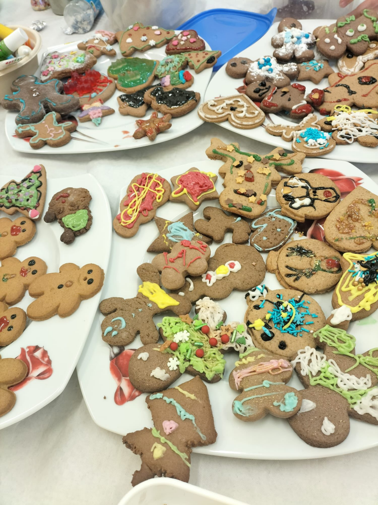Zdjęcie przedstawia pierniczki udekorowane przez dzieci podczas zajęć. 