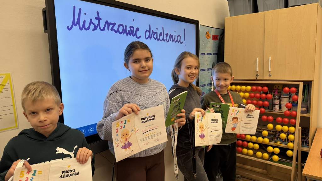 Dzieci pozują do zdjęcia z dyplomami za zdobycie największej ilości punktów w konkursie Mistrz Dzielenia