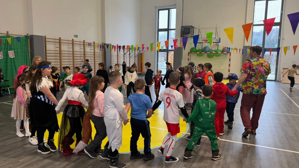 Dzieci tańczą w kole.