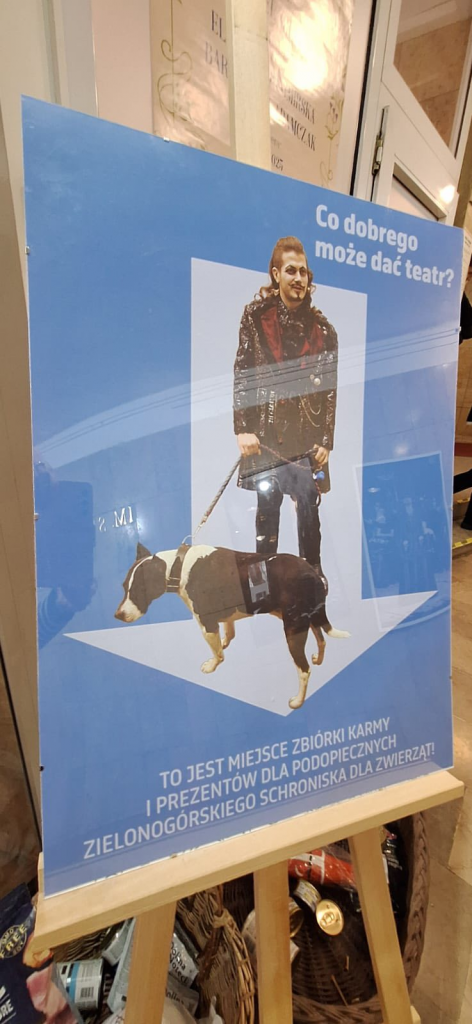 Zdjęcie przedstawiający plakat zachęcający do zbiórki karmy dla zwierząt z zielonogórskiego schroniska