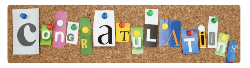 Kolorowy napis ,,gratulacje", zapisany w języku angielskim.