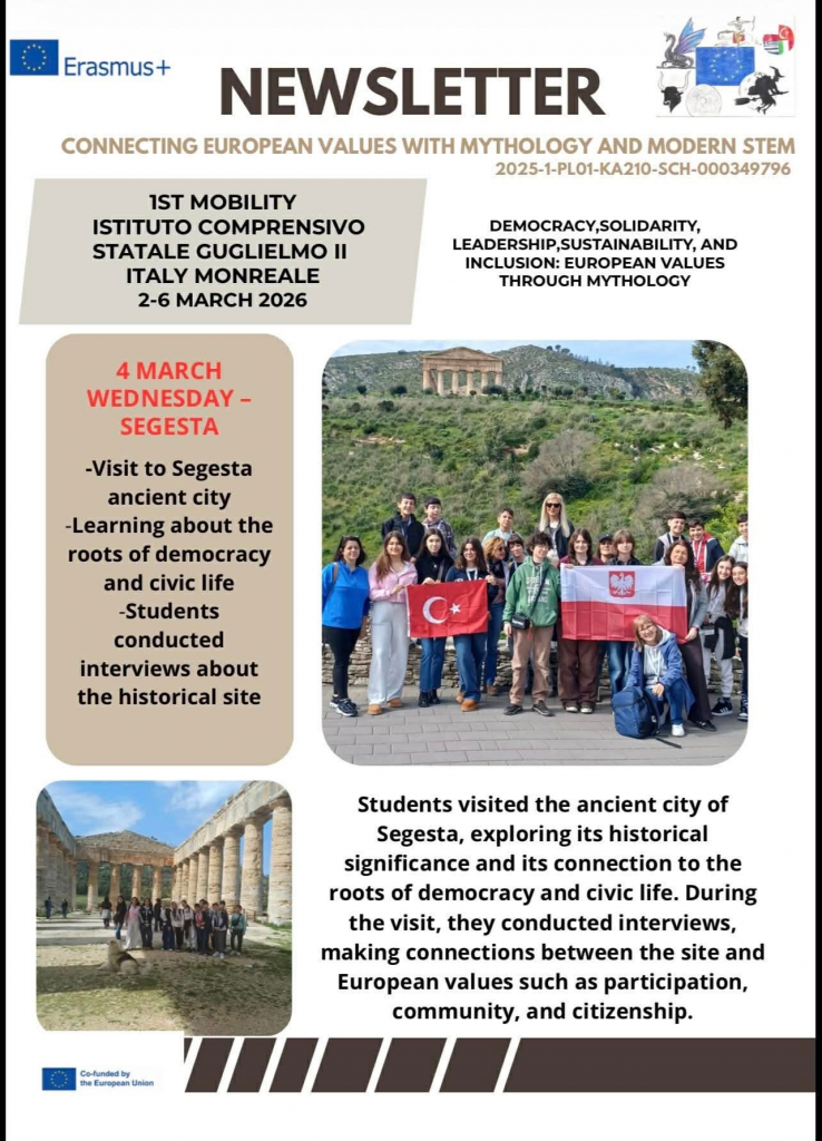 Newsletter programu Erasmus+ przedstawiający pierwszą mobilność szkolną we Włoszech (Monreale, 2–6 marca 2026). Tematem jest łączenie europejskich wartości z mitologią i STEM. Sekcja dotycząca 4 marca opisuje wizytę w starożytnym mieście Segesta, gdzie uczniowie poznawali korzenie demokracji i życia obywatelskiego oraz przeprowadzali wywiady. Na zdjęciach widoczna jest grupa uczniów z flagami Polski i Turcji na tle świątyni w Segescie oraz kolumn starożytnej budowli.