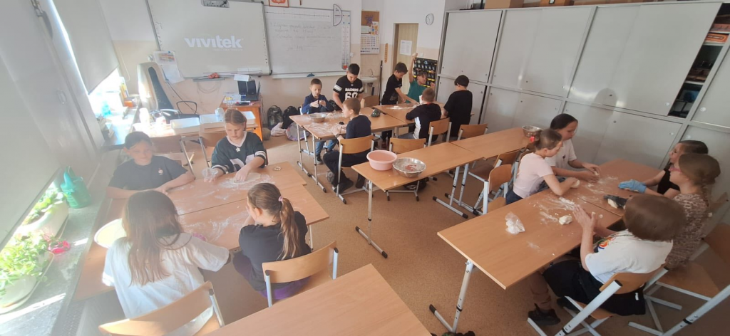 Twórcza lekcja techniki w klasie czwartej – od masy solnej do pizzy