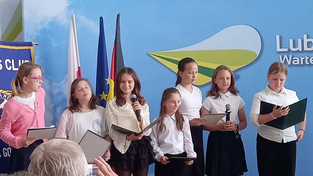 Artystyczny występ uczennic podczas jubileuszu współpracy Klubów Kiwanis
